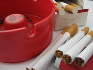 Românii fumează una din zece ţigări de contrabandă traficate la nivelul UE