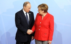 Vladimir Putin şi Angela Merkel (Sursa foto: Facebook)