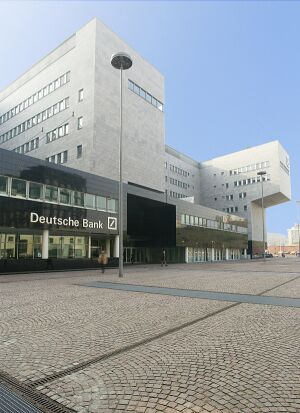 CEO-ul Deutsche Bank le-a transmis angajaţilor să se pregătească pentru un Brexit dur