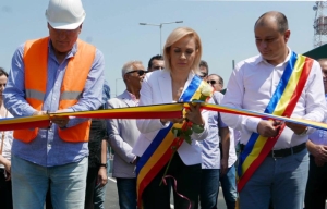 Gabriela Firea (centru) şi Daniel Băluţă (dreapta), la inaugurarea pasajului de la Piaţa Sudului (Sursa foto: Facebook/ Gabriela Firea)