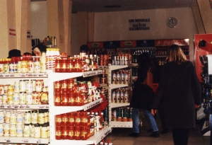 Afacerile din comerţul cu amănuntul au încetinit în iunie, înregistrând un avans de 7,3%