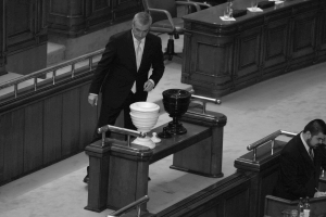 "Legea graţierii este trimisă în Parlament; de la 1 septembrie va începe dezbaterea ei"