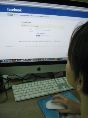 Numărul de utilizatori ai reţelelor sociale trece de trei miliarde, fără semne de încetinire