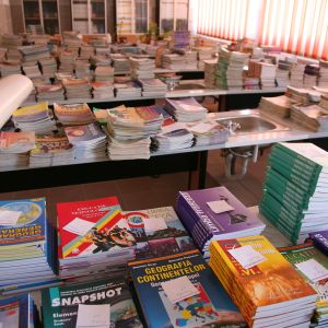 Manualele "auxiliare", motiv de dispută pe axa minister - profesori
