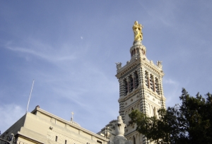 Un mort şi un rănit după ce o maşină a intrat în refugii de autobuze în Marsilia