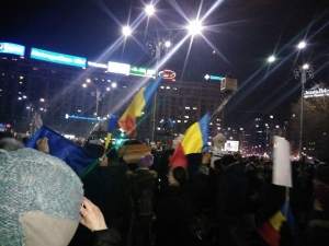 Aproximativ 500 de persoane au protestat în Piaţa Victoriei faţă de modificările la legile justiţiei 