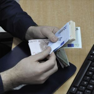 "Controlul ANAF la două bănci, la o zi după declaraţiile premierului, este infracţiune"