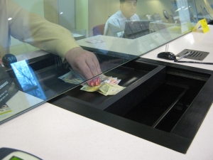 Restanţele firmelor şi cele ale populaţiei la bănci au scăzut cu peste 18%, în iulie