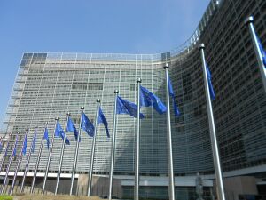 Comisia Europeană, îngrijorată cu privire la modificarea legilor justiţiei din ţara noastră