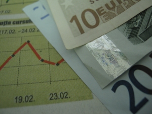 Euro a fost cotat la 4,5985 lei, peste referinţa de ieri