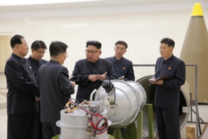 Kim Jong-un, alături de o presupusă bombă cu hidrogen (Sursa foto: agenţia oficială nord-coreeană KCNA)