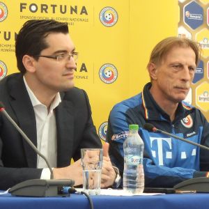 Răzvan Burleanu (stânga) şi Cristoph Daum (dreapta)