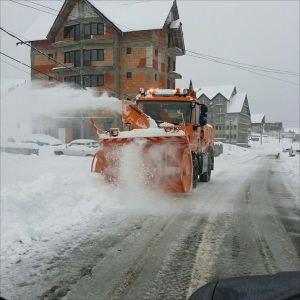 Cu 2,8 milioane de euro vor fi achiziţionate 12 utilaje de topit zăpada - şase utilaje de capacitate mare (topesc 200 de metri cubi de zăpadă pe oră) şi şase utilaje de capacitate mică (topesc 10 metri cubi de zăpadă pe oră).