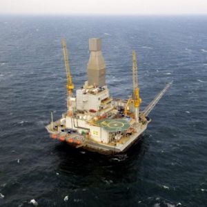 Platforma gigantică de foraj petrolier "Scarabeo 9" a sosit în Portul Constanţa