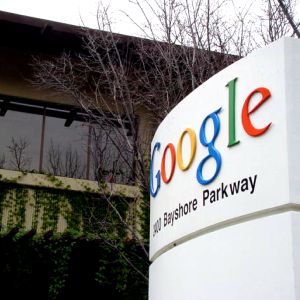 "Google" preia aproximativ 2.000 de angajaţi HTC