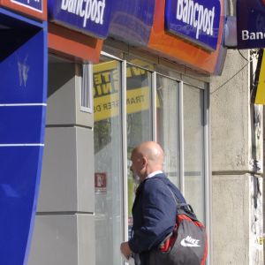 Instanţa a suspendat executarea din dosarul în care experţii spun că Bancpost a falsificat semnături