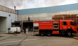 Incendiul izbucnit la depozitul de băuturi alcoolice, în zona Faur Poarta 4 din Capitală (Sursa foto: captură Youtube)