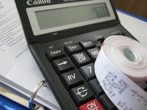 Inspectorii antifraudă au depistat o reţea evazionistă formată din peste 100 de firme