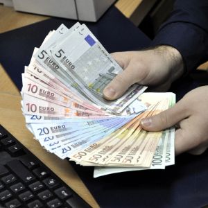 Fitch se aşteaptă ca băncile să continue rezolvarea problemei creditelor neperformante în 2017-2018