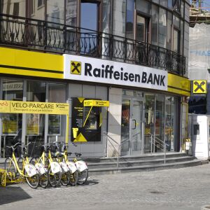Raiffeisen va trebui să modifice contractele de credit în CHF