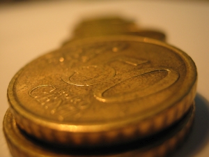 Euro, tras în jos de situaţiile tensionate din Spania şi Italia