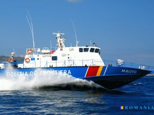 Peste 70 de persoane aflate pe o barcă gonflabilă în Marea Egee, salvate de poliţiştii de frontieră români