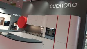 Noutăţile Euphoria - blaturile compacte şi aspiratorul în plintă