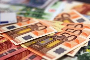 Euro a fost cotat la 4,6497, sub referinţa de ieri