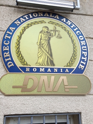 Ofiter din cadrul Direcţiei de Investigare a Criminalităţii Economice, reţinut pentru trafic de influenţă