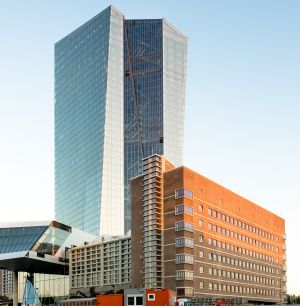 BCE a redus fondurile de urgenţă destinate băncilor elene