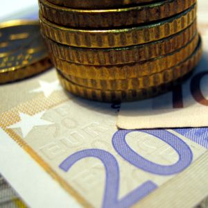 Studiu BCE: Majoritatea europenilor preferă să facă plăţi în numerar