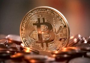 Bitcoin se apropie de pragul de zece mii de dolari pe unitate