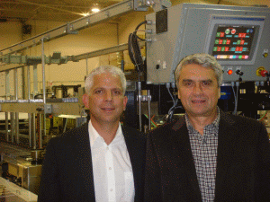 Domnii Allan Broom, preşedintele "Tehnophar" (stânga), şi Victor Călin, vicepreşedintele "Tehnophar", la fabrica din localitatea Cornu.