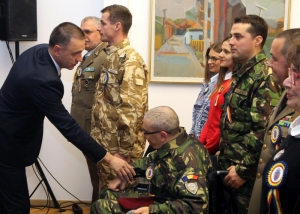 Ministrul Mihai Fifor, împreună cu cei trei militari (Sursa foto: Eugen Mihai/ MApN)