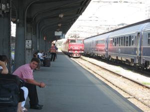 Îndeamnă România să transpună corect legislaţia privind instituirea spaţiului feroviar unic european