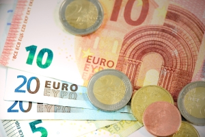 Euro a fost cotat la 4,6327 lei, peste referinţa de ieri