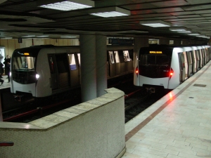 Femeia care a împins o tânără pe linia de metrou, arestată preventiv