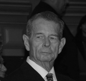 Mii de oameni au stat la cozi toată noaptea la Palatul Regal pentru a se reculege la catafalcul Regelui Mihai