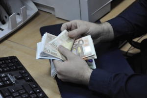 Soldul creditului neguvernamental acordat de instituţiile de credit a crescut cu aproape un 1% 