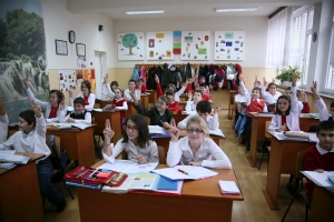 Costul standard anual pentru elevi şi preşcolari pentru anul 2018 creşte la 4.413 de lei