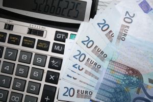Euro a fost cotat la 4,6365, peste referinţa de ieri