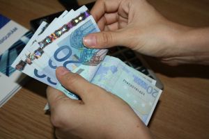 Euro a fost cotat la 4,6256, sub referinţa de vineri