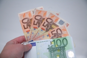 Euro a fost cotat la 4,6514, în scădere faţă de şedinţa de ieri