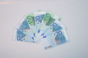 Euro a fost cotat la 4,6656, atingând un nou maxim istoric