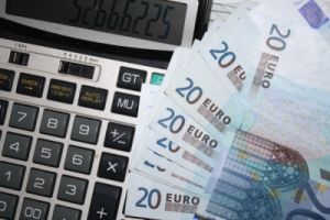 Euro a fost cotat la 4,6658, sub referinţa de ieri