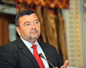 "Guvernul se află în faţa următoarei dileme: cum poţi să măreşti salariile, pensiile şi cheltuielile sociale şi în acelaşi timp să faci şi investiţii, fără să măreşti deficitul bugetar?"