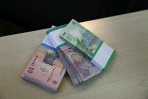 "Să-şi aştepte fluturaşii de salariu şi să vedem atunci cui îi scade salariul"