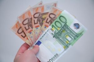 Euro a fost cotat la 4,6561, peste referinţa anunţată ieri