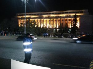 Circa 250 de persoane au protestat ieri la Bucureşti, Cluj-Napoca şi Sibiu