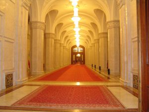 Claudiu Manda doreşte ca incintele în care lucrează Comisia SRI să fie declarate zone de securitate